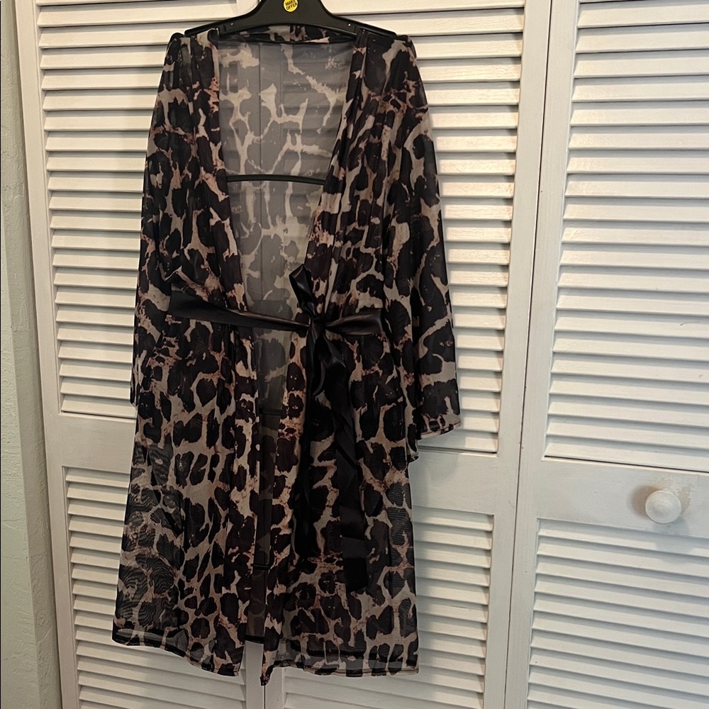 #1048+ Chic Sheer Animal Print Robe